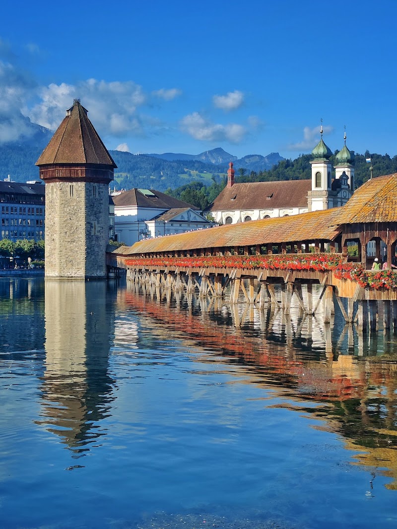 Chapel Bridge (Kapellbrücke) & Reuss Riverside Walk