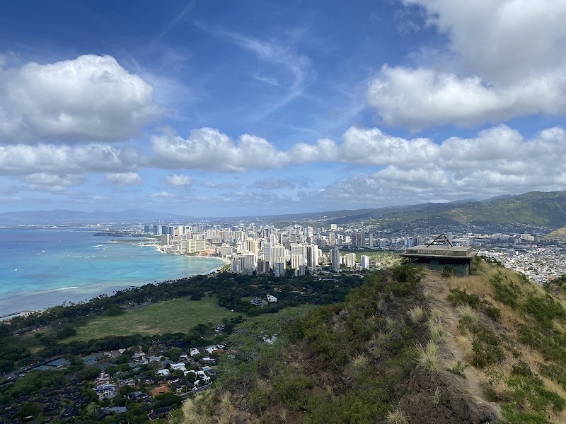 Diamond Head State Monument (viewpoint & crater rim)