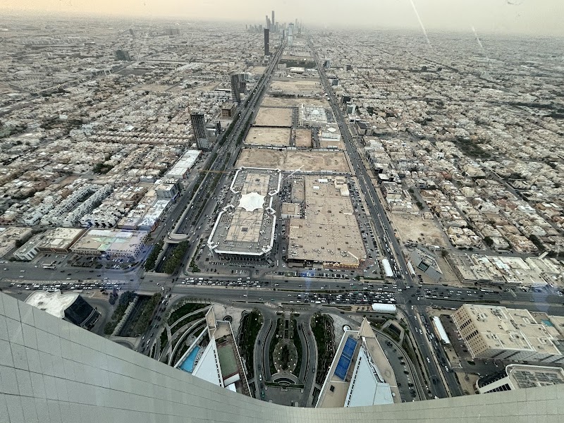 Kingdom Centre & Sky Bridge Area Walk