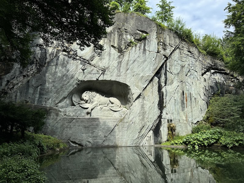 Lake Lucerne Promenade & Lion Monument