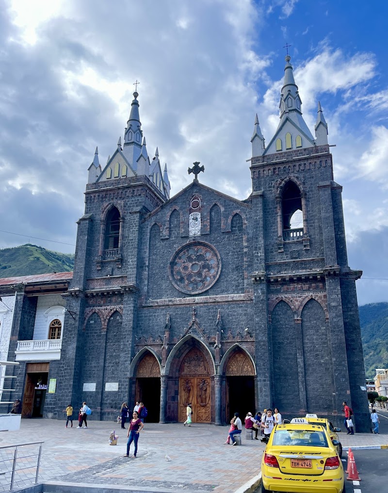 Parque Central & Basílica de Nuestra Señora del Rosario de Agua Santa