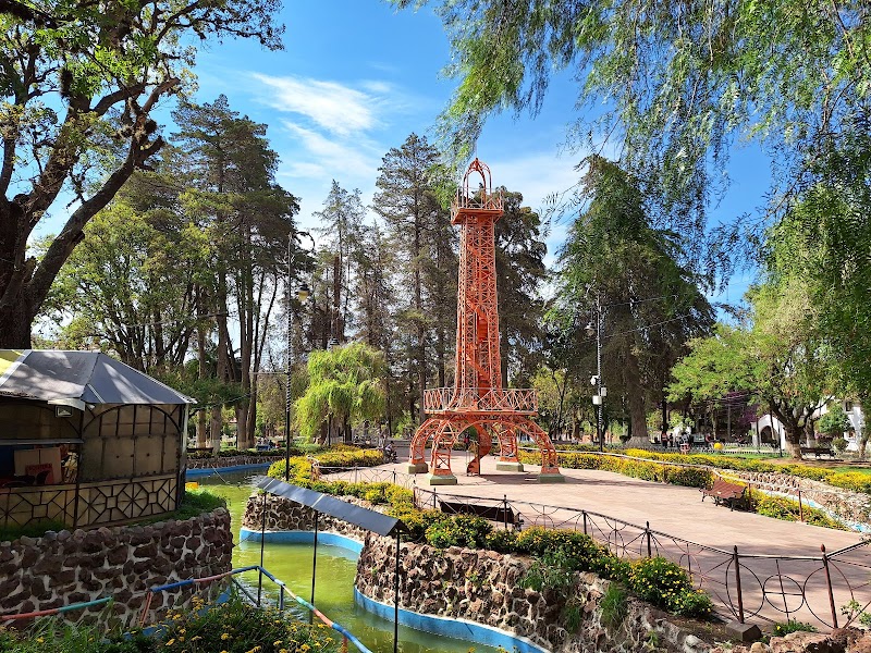 Parque Simón Bolívar Stroll