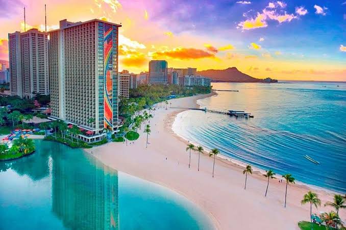 Waikiki Beach (central section)